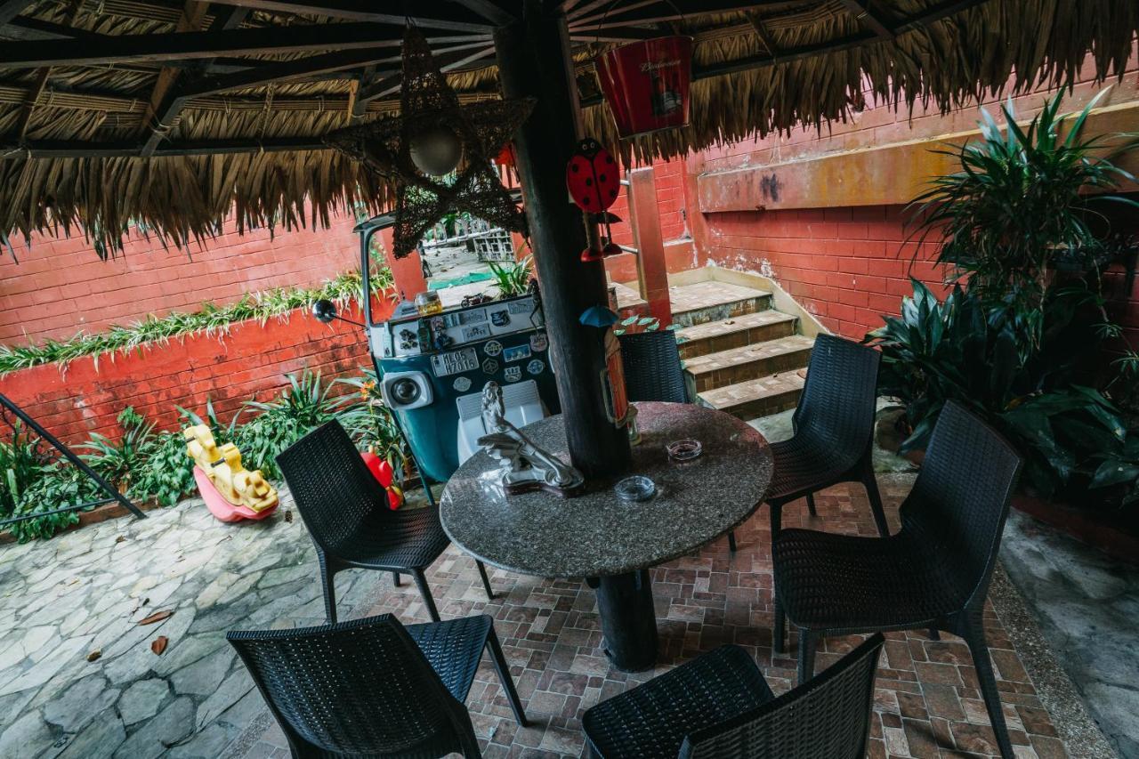 Rock Cliff Home Stay 西隆 外观 照片